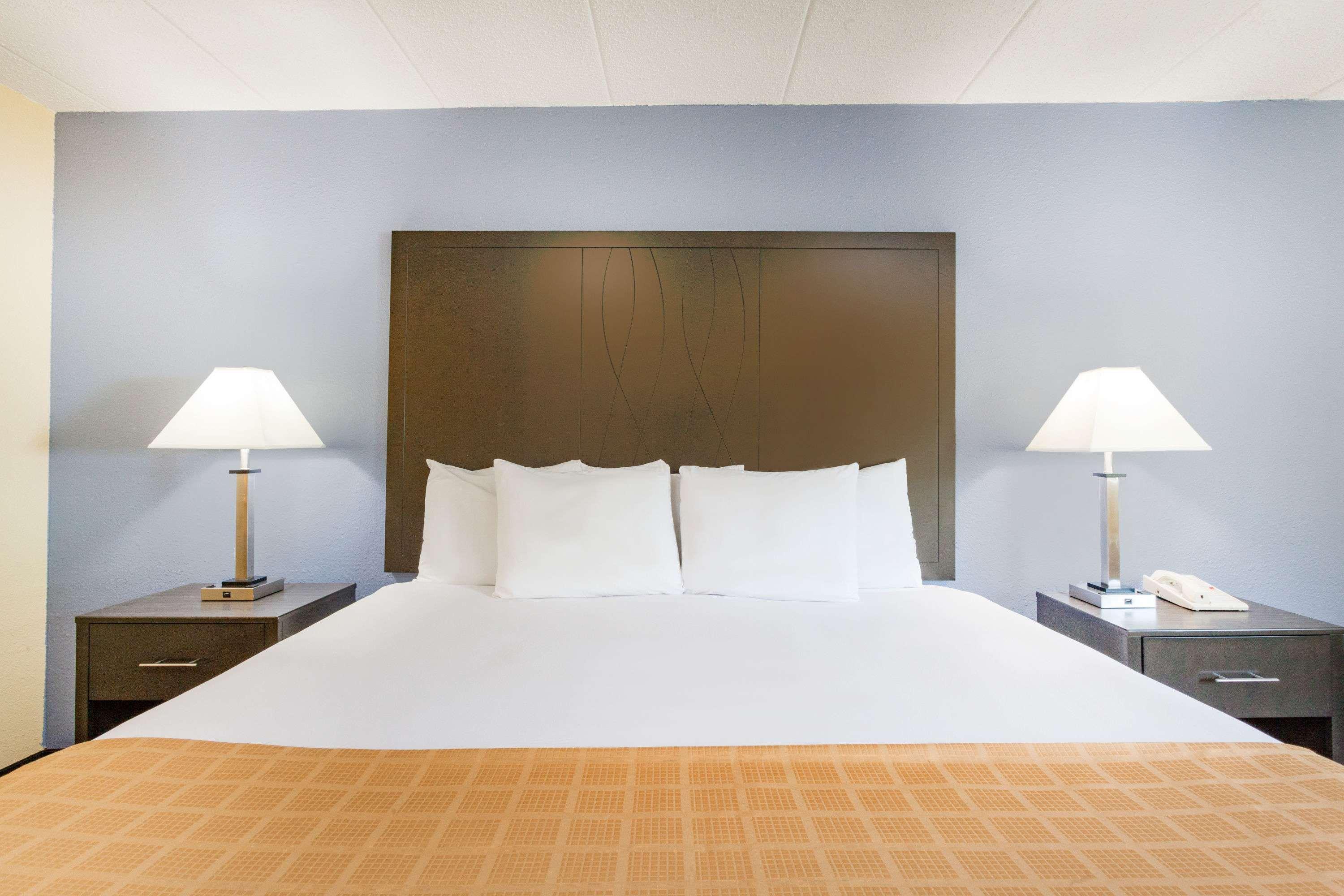Days Inn By Wyndham Wilkes Barre Bagian luar foto