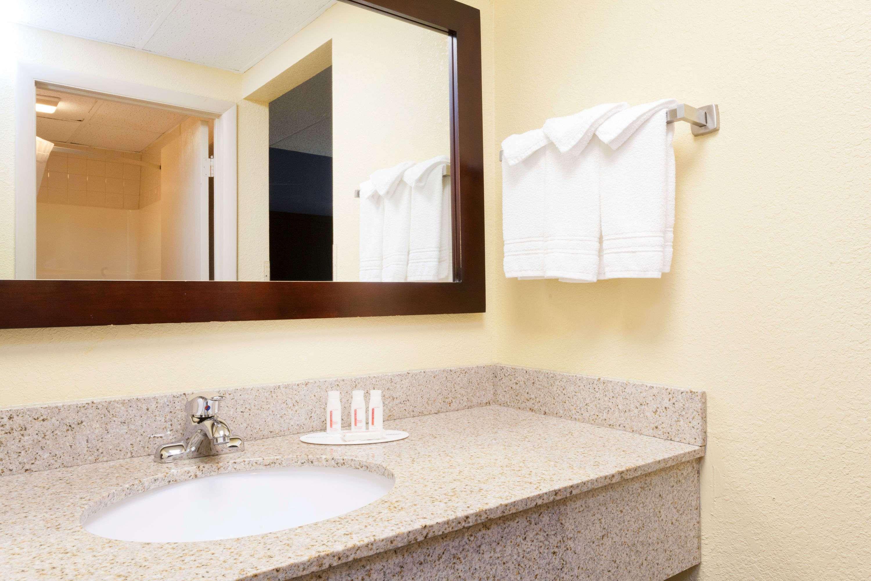 Days Inn By Wyndham Wilkes Barre Bagian luar foto