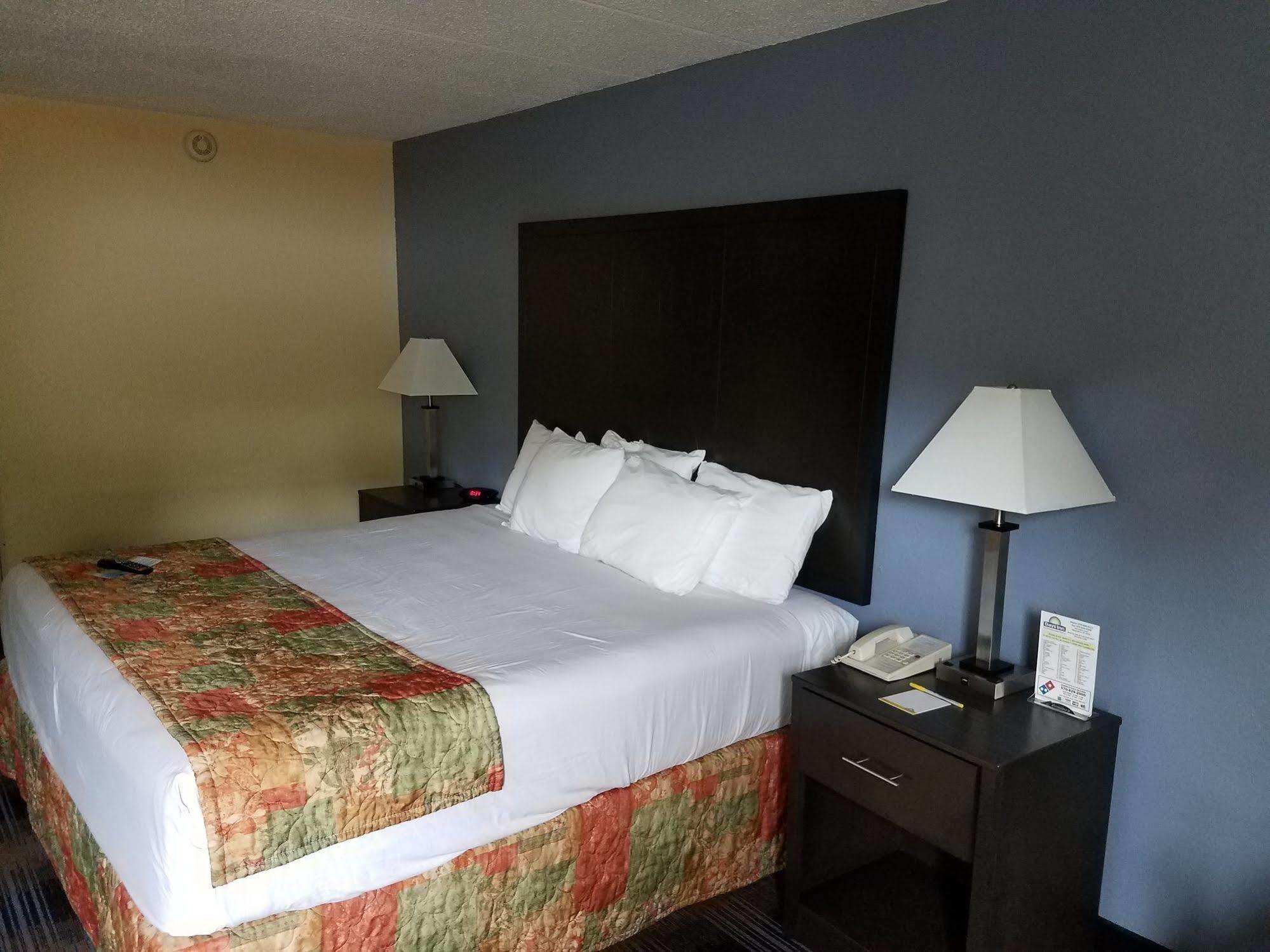 Days Inn By Wyndham Wilkes Barre Bagian luar foto