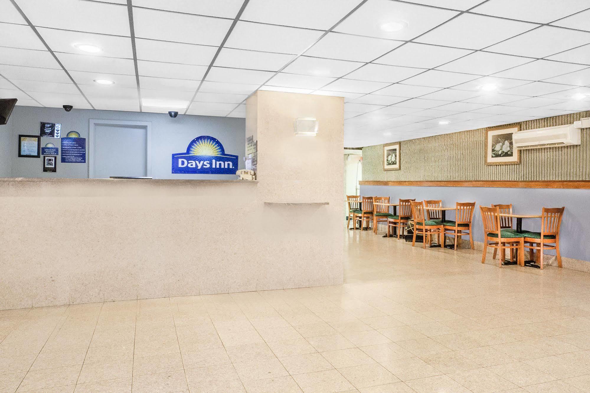 Days Inn By Wyndham Wilkes Barre Bagian luar foto
