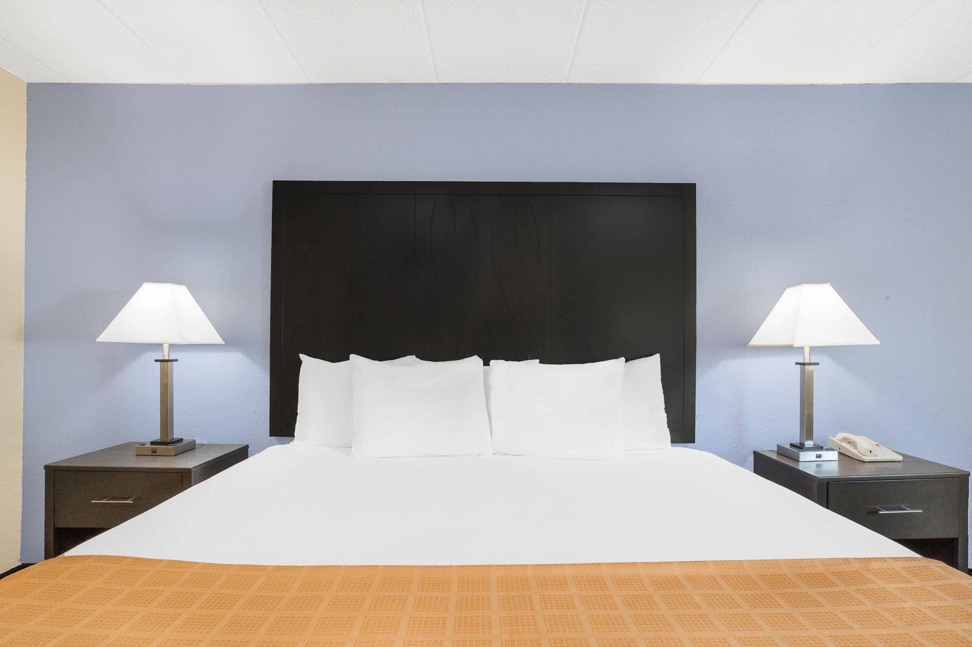 Days Inn By Wyndham Wilkes Barre Bagian luar foto